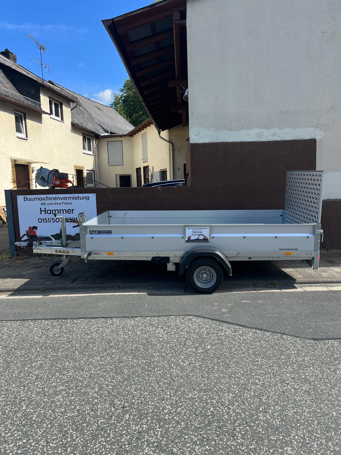 Hammer - Baumaschinenvermietung Dienstleistungen - Anhänger Baumaschinentransporter 1.500 Kg