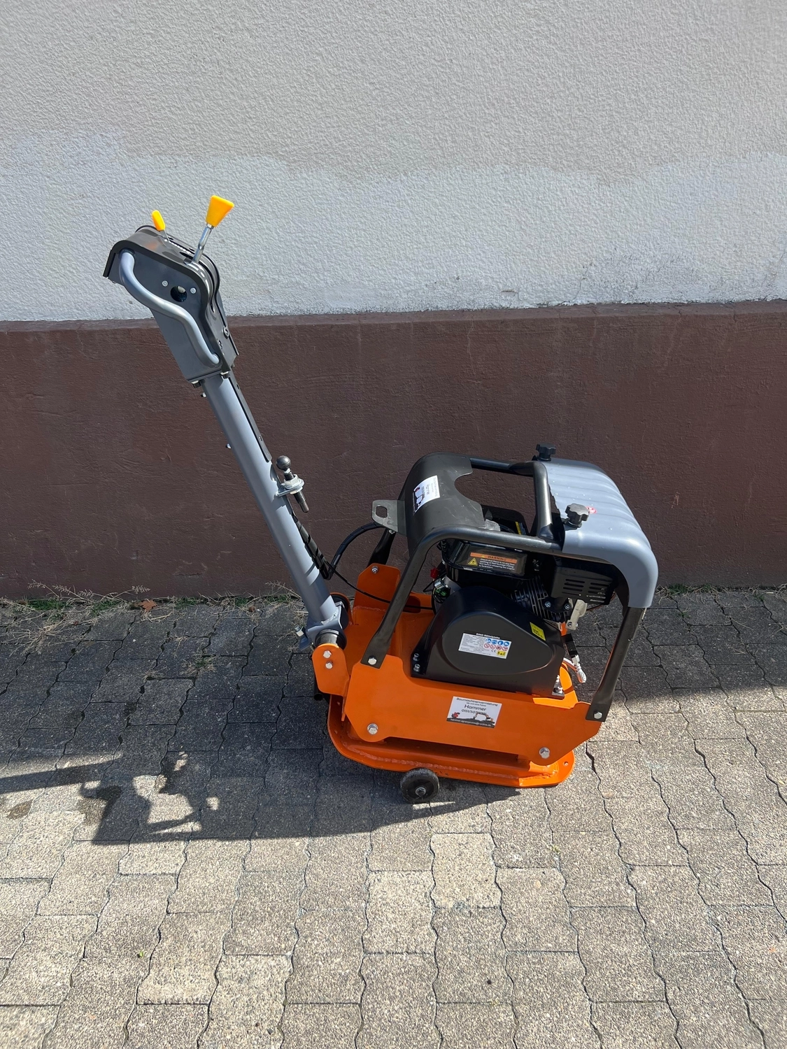 Hammer - Baumaschinenvermietung Dienstleistungen - Rüttelplatte 125 Kg vorwärts / rückwärts